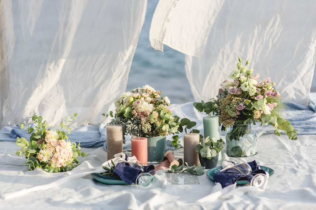 Tischdeko für eine Hochzeit am Strand - Photo by Hanna Witte