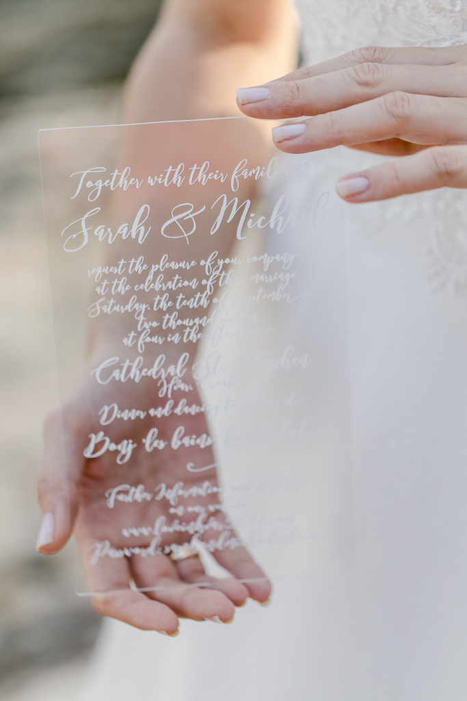 Braut zeigt eine außergewöhnliche Hochzeitseinladung - Photo by Hanna Witte