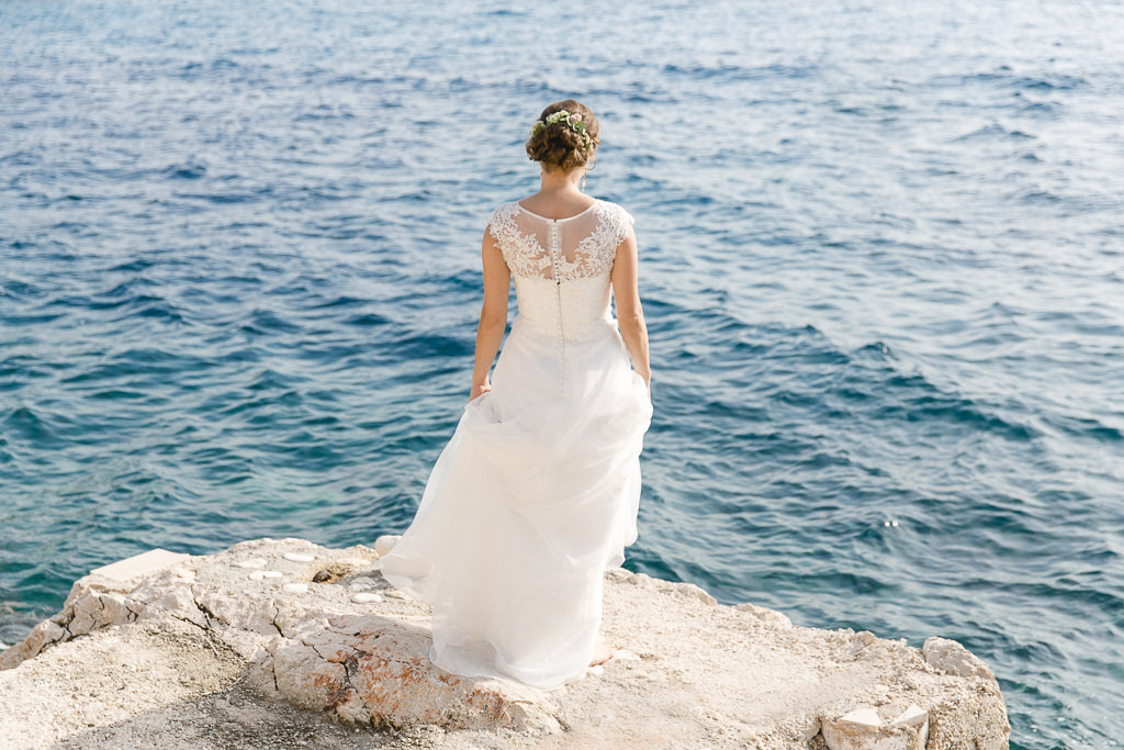 Braut posiert an der Küste Kroatiens - Photo by Hanna Witte