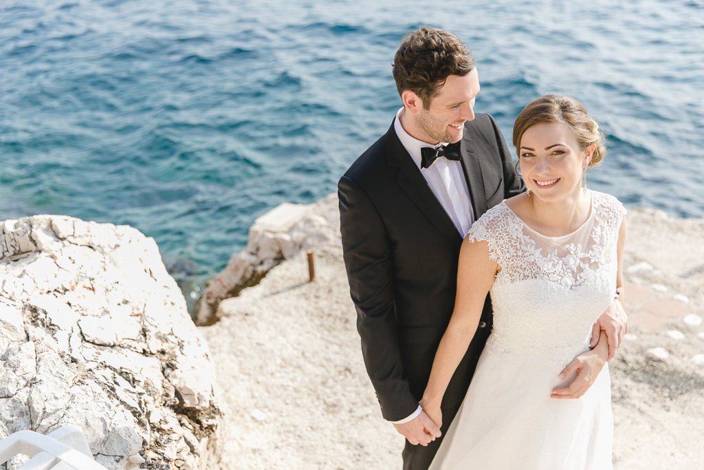 Hochzeitspaar an der Küste von Kroatien - Photo by Hanna Witte
