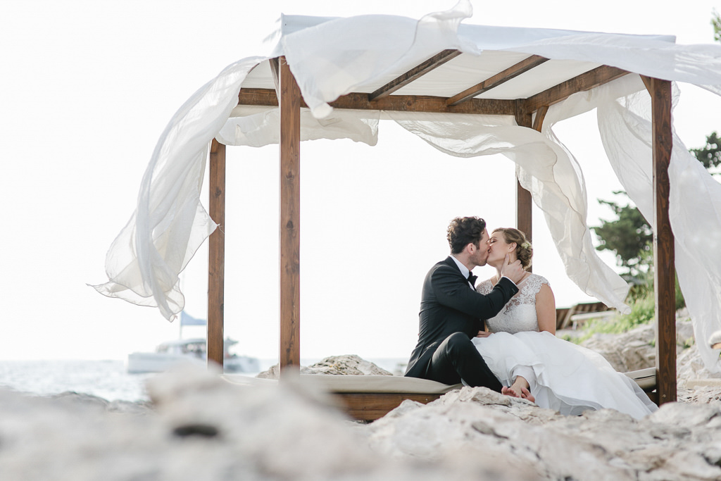 Braut & Bräutigam küssen sich am Strand - Photo by Hanna Witte