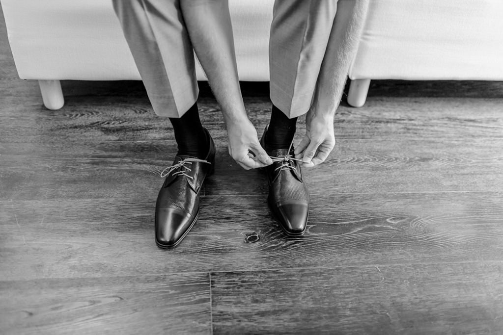 Bräutigam bindet sich die Schuhe - Photo by Hanna Witte