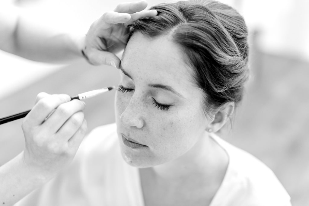 Braut wird beim Getting Ready geschminkt - Photo by Hanna Witte