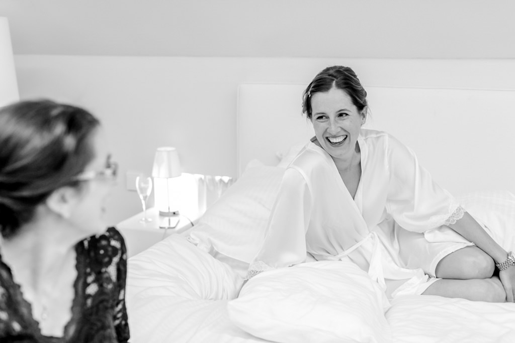 strahlende Braut beim Getting Ready - Photo by Hanna Witte