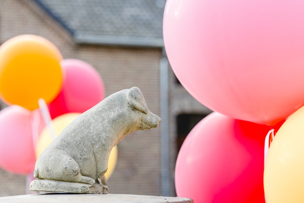 Hochzeitsdeko mit bunten Luftballons - Photo by Hanna Witte