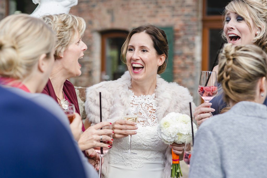 Die Braut lacht mit ihren Gästen - Photo by Hanna Witte
