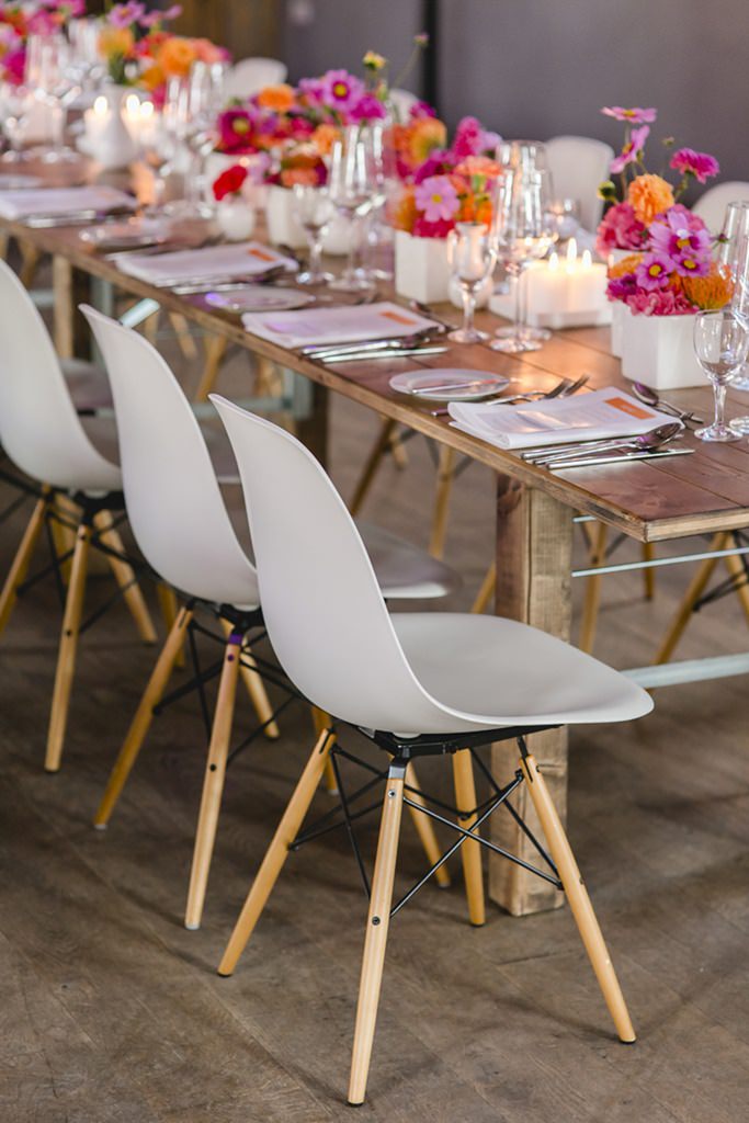 moderne Eames Stühle und Tischdeko mit Blumen und Kerzen - Photo by Hanna Witte