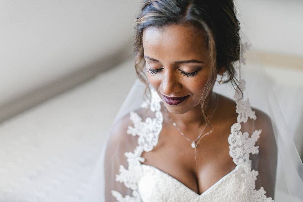 Wunderschöne eritreische Braut im Brautkleid - Braut beim Getting Ready für ihre Hochzeit - photo by Hanna Witte