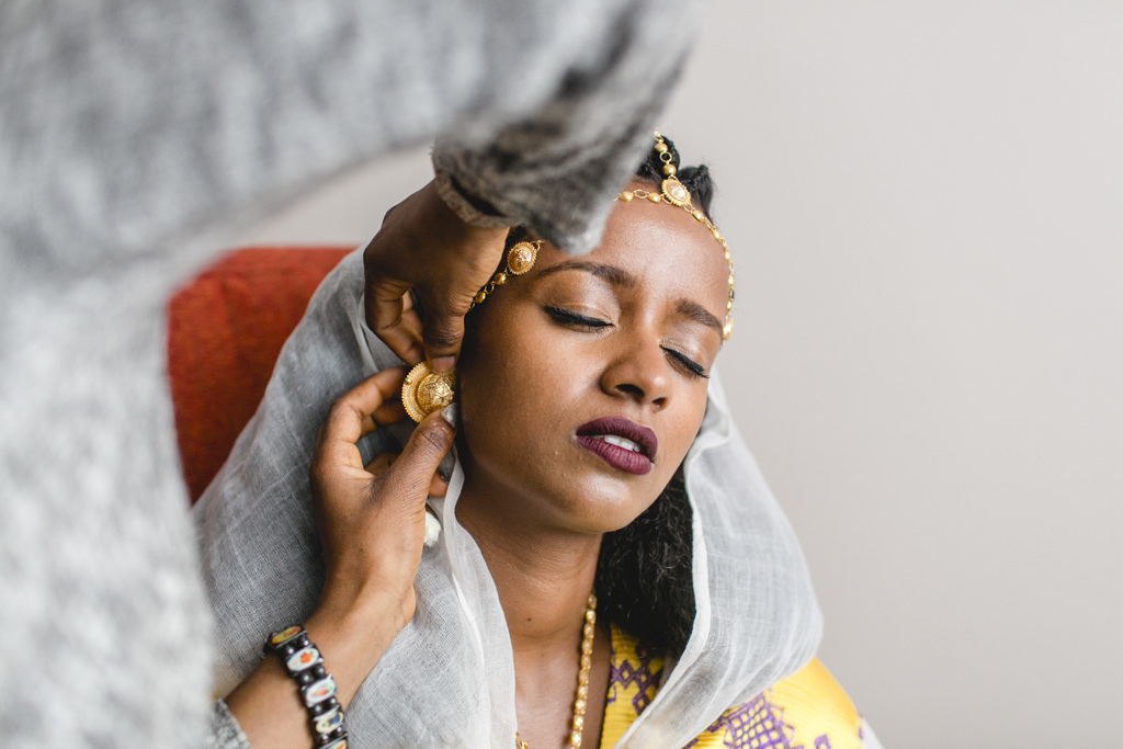 Braut in traditionellem eritreischen Hochzeitsgewand - Braut Hennabemalung für eine eritreische Hochzeit - picture by Hanna Witte
