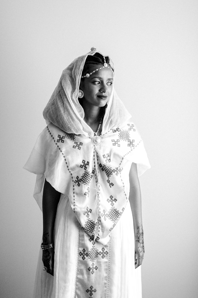 Braut in traditionellem eritreischen Hochzeitsgewand - Braut Hennabemalung für eine eritreische Hochzeit - picture by Hanna Witte