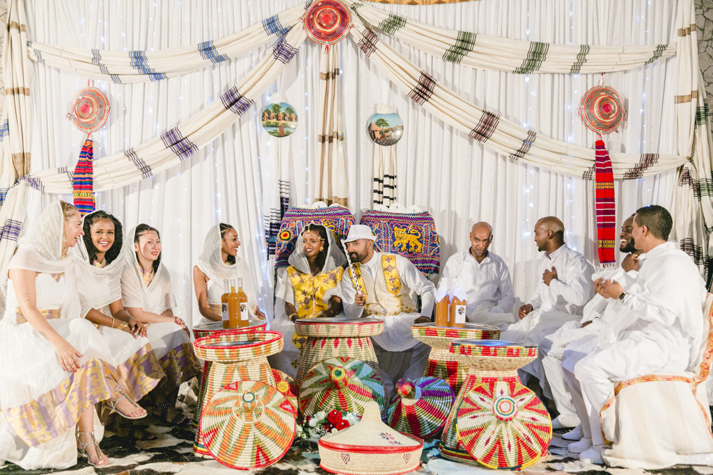 Brautpaar und Gäste einer eritreischen Hochzeitsfeier - Foto von Hanna Witte