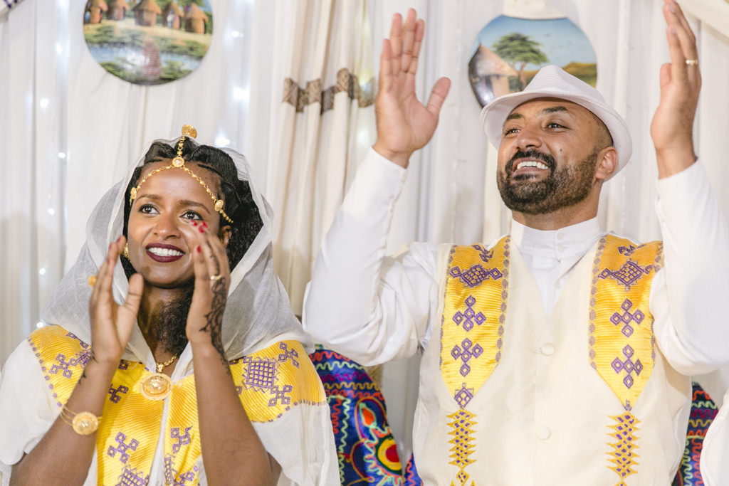 Ausgelassenes Brautpaar einer traditionellen eritreischen Hochzeit - Foto von Hanna Witte