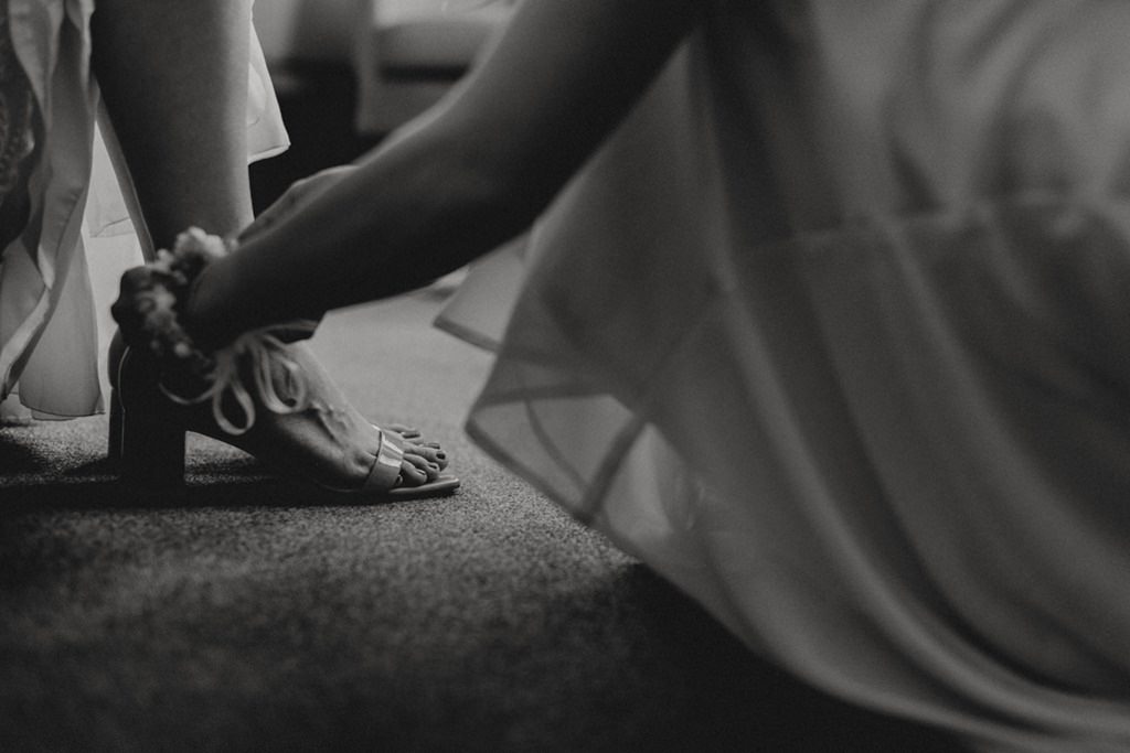 Braut zieht ihre Schuhe an