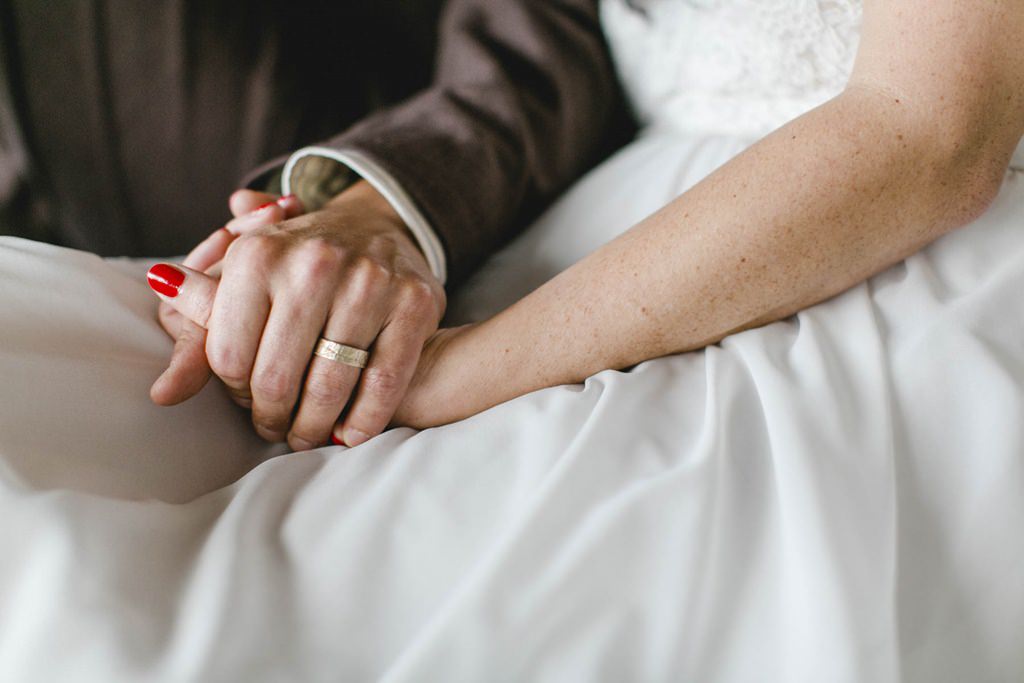 Braut und Bräutigam halten Händchen