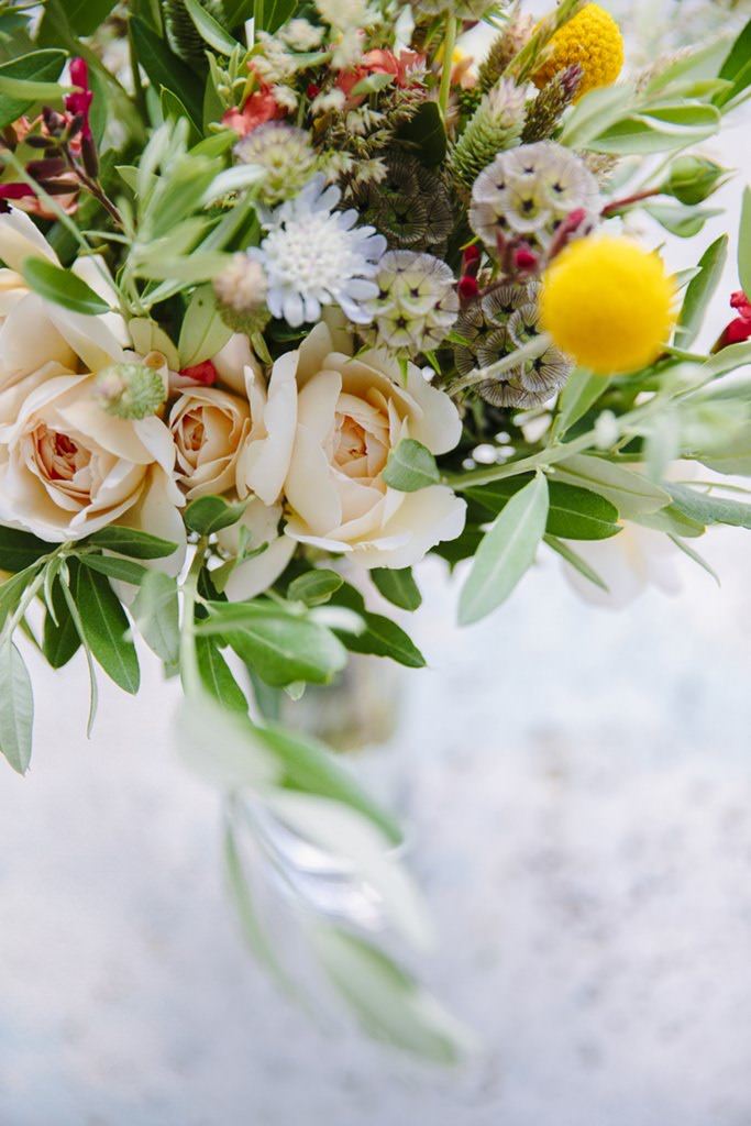 mediterraner Brautstrauß mit Olivenzweigen, Rosen und Trömmelstöckchen