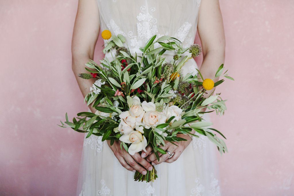 hübscher Brautstrauß mit Trommelstöckchen und Olivenzweigen fotografiert von Hanna Witte