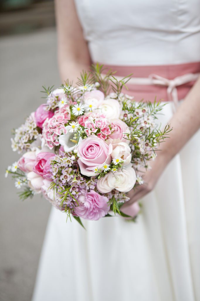 romantischer Brautstrauß in rosa und weiss fotografiert von Hochzeitsfotografin Hanna Witte