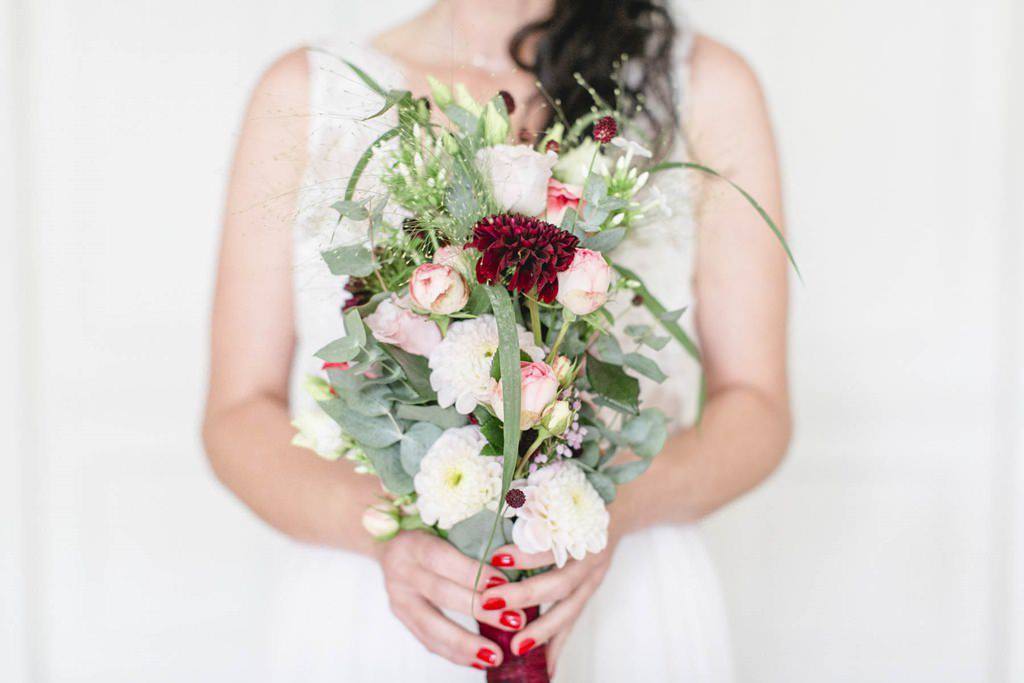 außergewöhnlicher Brautstrauß mit roten Dahlien fotografiert von Hanna Witte