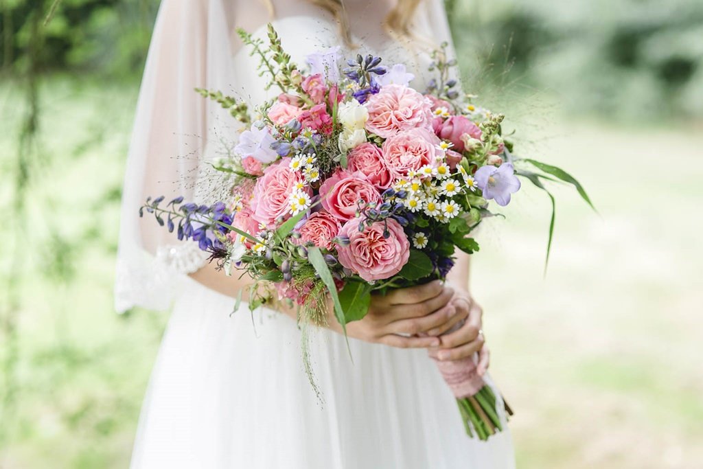 rosa Sommer Brautstrauß mit Rosen und Kamillen