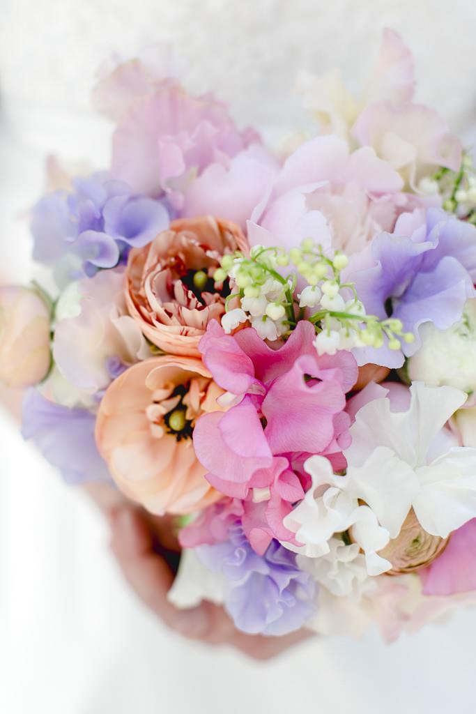 sommerlicher Brautstrauß in trendigen Pastellfarben fotografiert von Hanna Witte