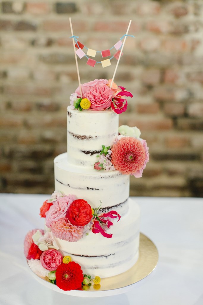 Semi Naked Cake Hochzeitstorte mit Blütendeko in rot und rosa