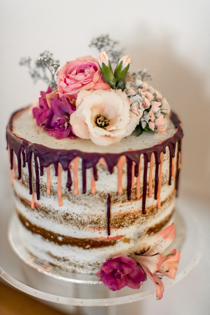 Naked Drip Cake Hochzeitstorte mit Blumendeko
