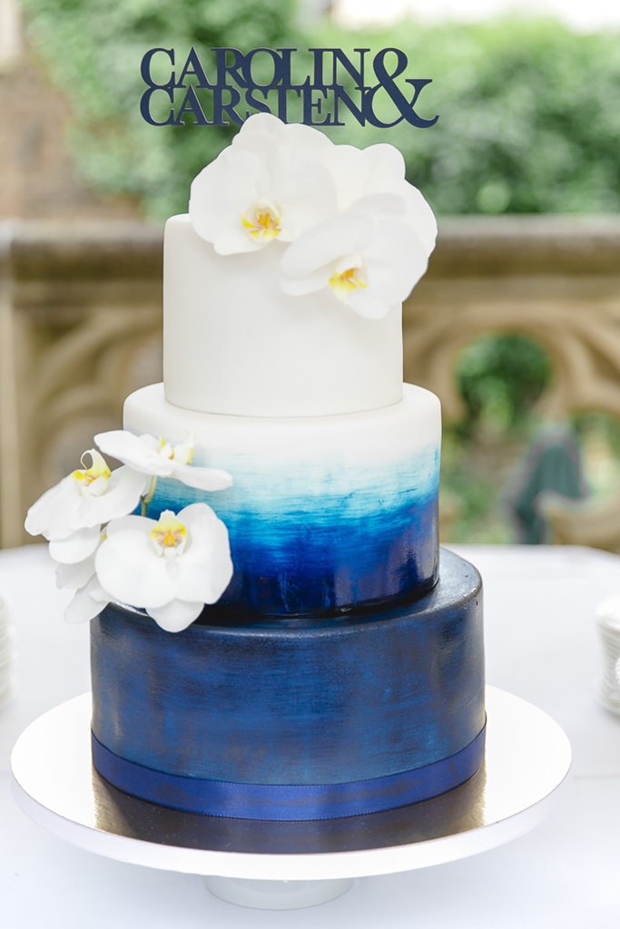 Ombre Hochzeitstorte in blau und weiss