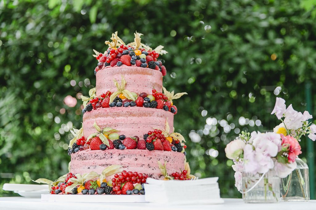 Naked Cake Hochzeitstorte mit Beeren für eine Sommerhochzeit