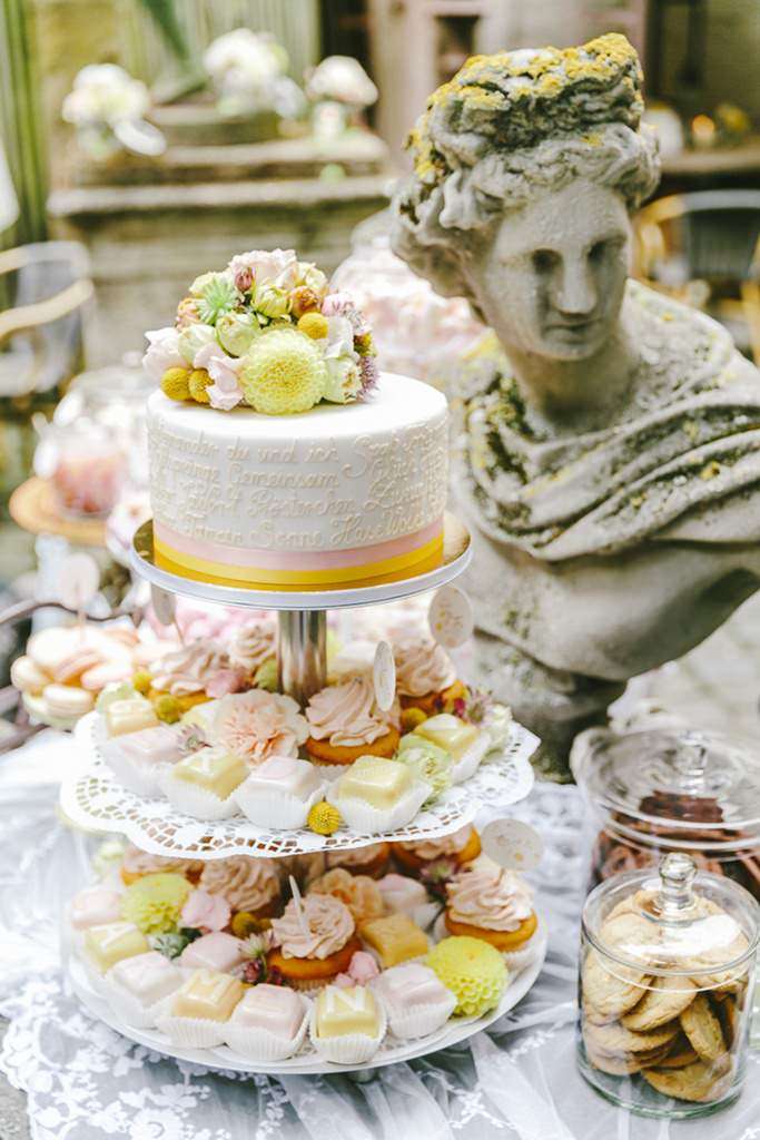 Sweet Table in Pastelltönen mit Hochzeitstorte