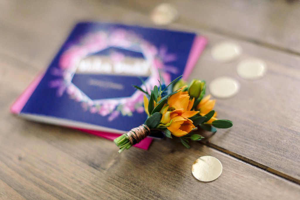 blaue Papeterie mit Blumendeko bei einer Boho Hochzeitsinspiration