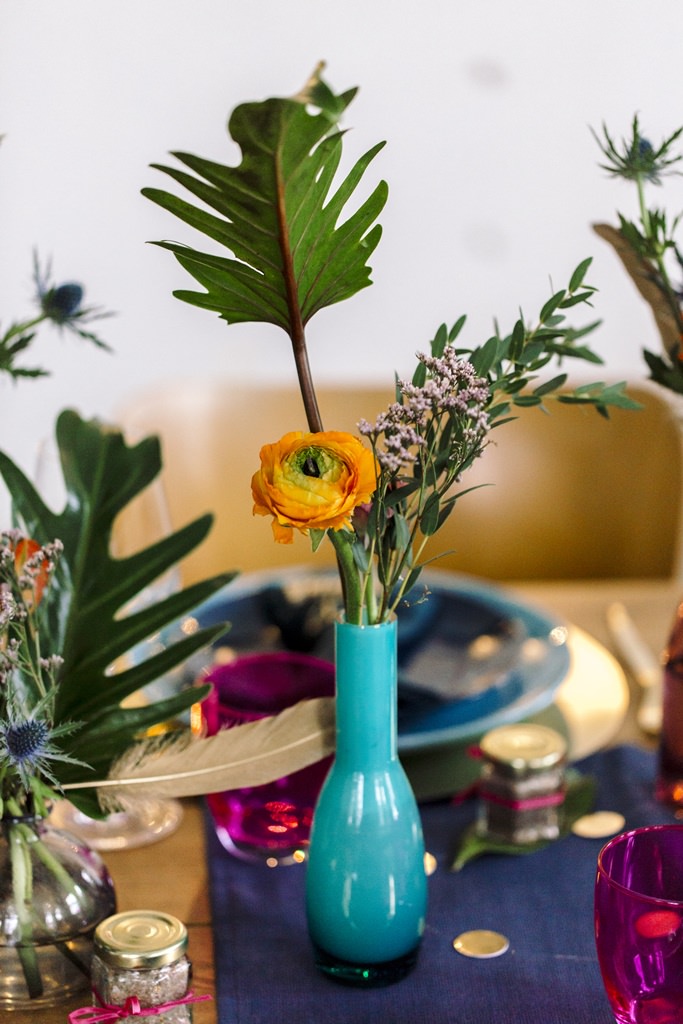 Blumen als Tischdeko einer farbenfrohen Boho Hochzeitsinspiration