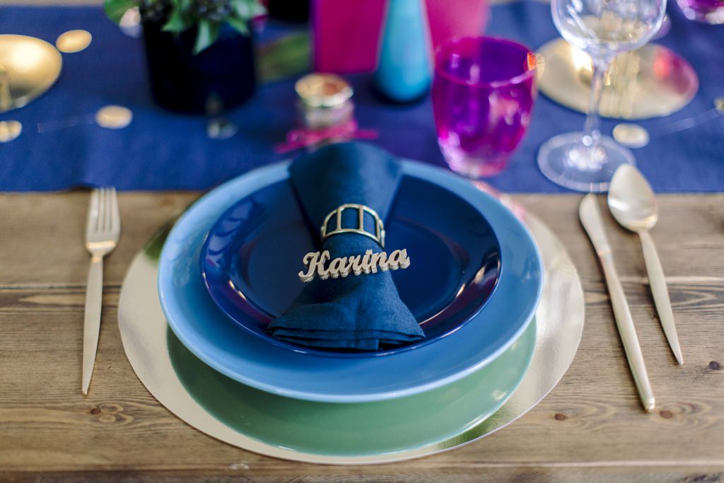 Gedeck bei der Tischdeko einer farbenfrohen Boho Hochzeitsinspiration