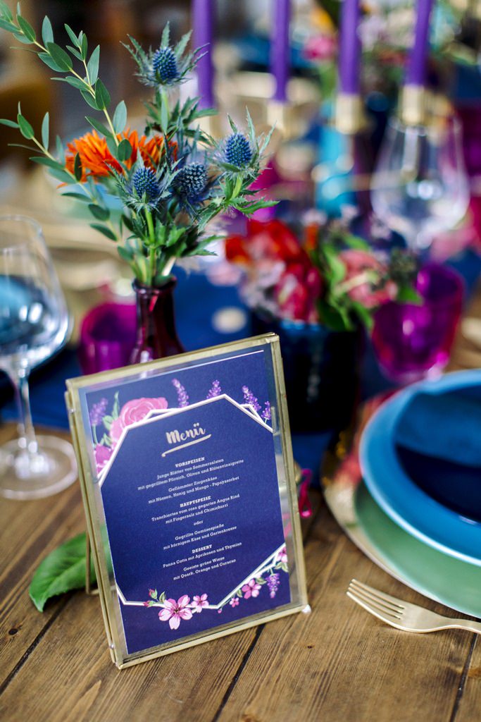 Menüplan und Tischdeko einer farbenfrohen Boho Hochzeitsinspiration