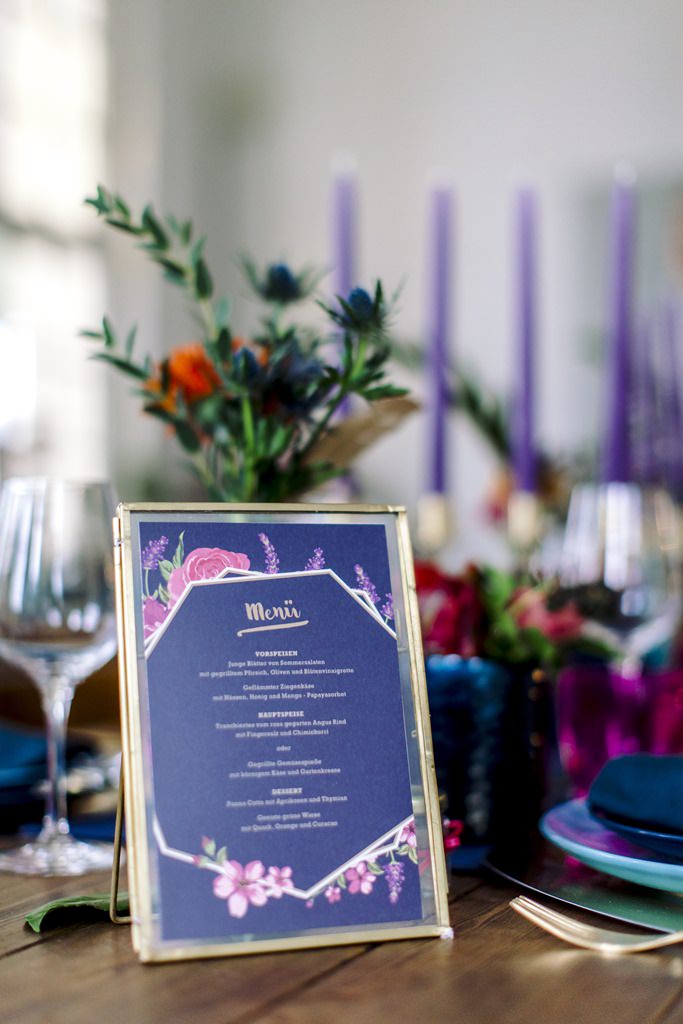 blauer Menüplan einer Tischdeko von einer Boho Hochzeitsinspiration