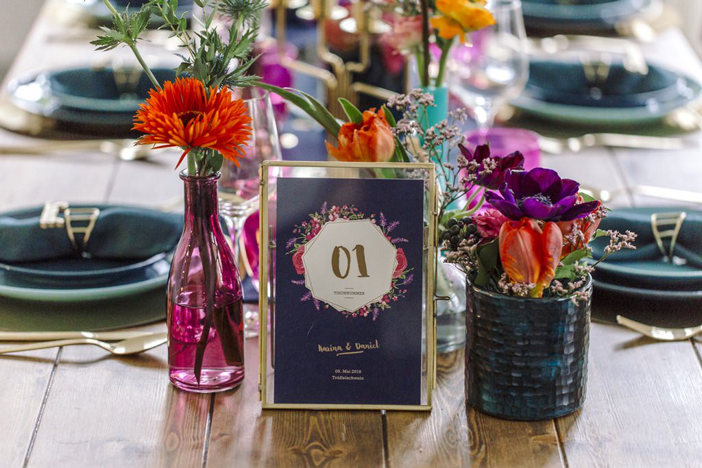 Tischnummer als Teil der Tischdeko einer farbenfrohen Boho Hochzeitsinspiration