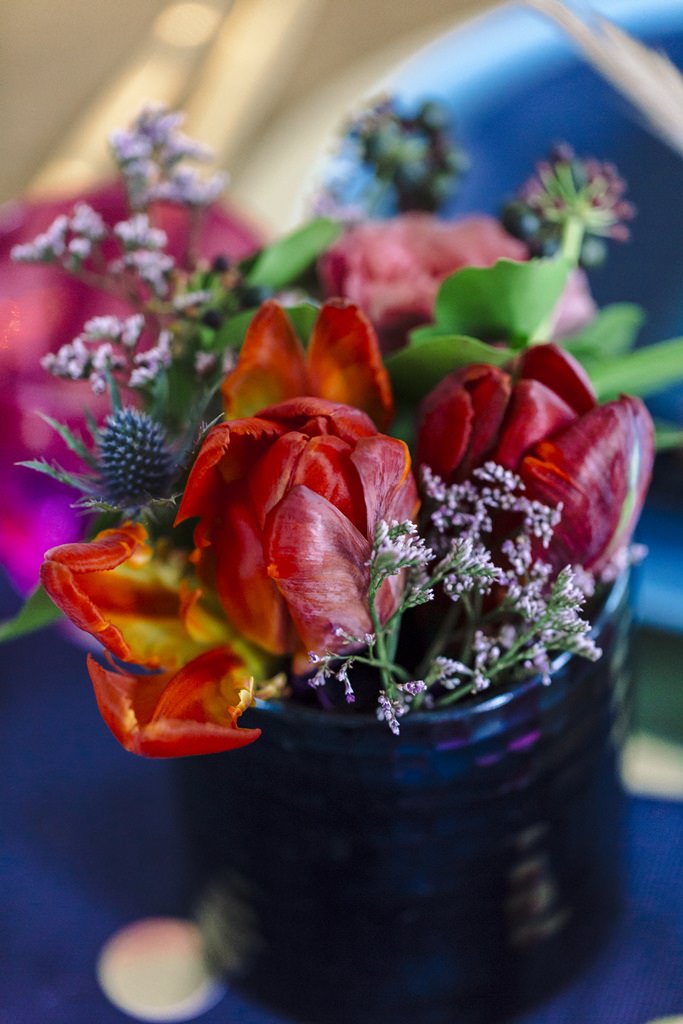 Foto von bunten Blumen als Teil einer farbenfrohen Boho Hochzeitsinspiration