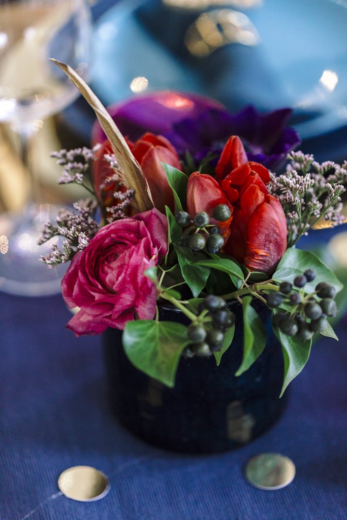 Foto von pinkfarbenen Blumen in einer dunkelblauen Vase