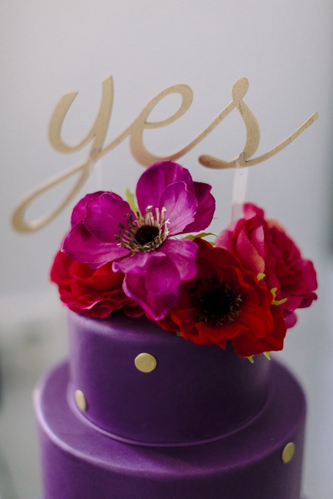 Yes Cake Topper auf lila Hochzeitstorte
