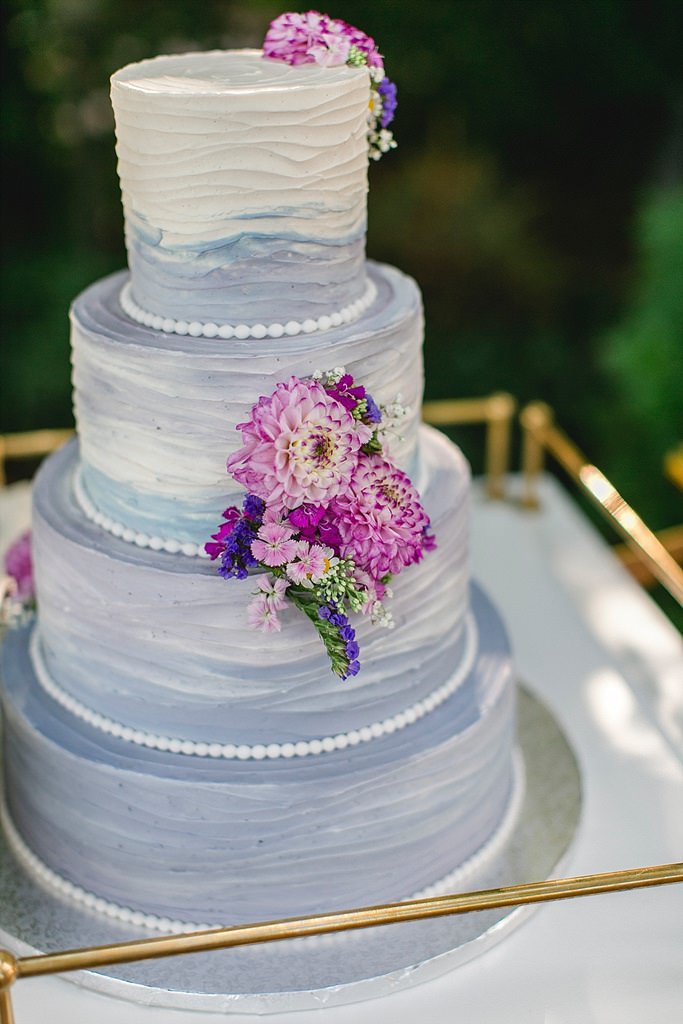 4-stöckige hellblaue Ombre Hochzeitstorte mit Perlen und Blumendeko