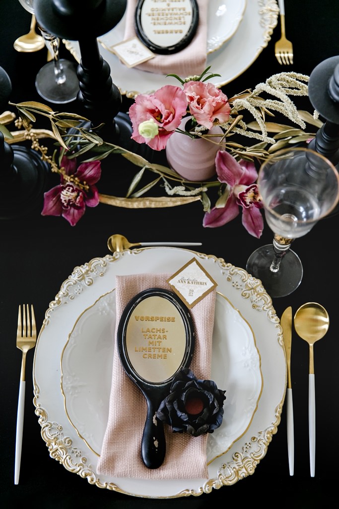 elegantes Tischgedeck mit Goldakzenten als Teil einer Hochzeitsdeko