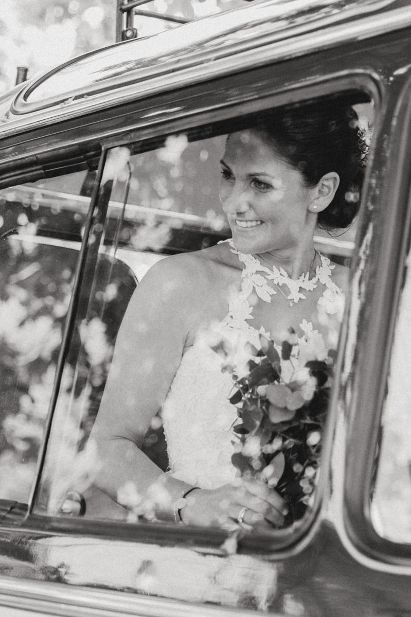 Hochzeitsfoto Idee: Die Braut fährt im Auto vor