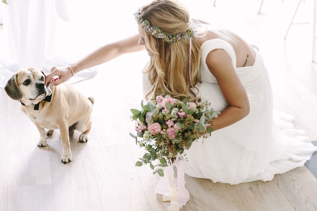 Hochzeitsfoto Idee: Die Braut mit ihrem Hund