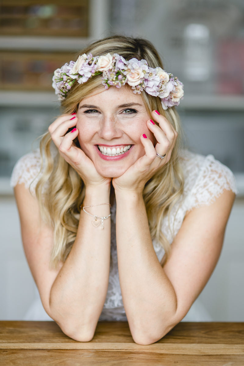 Hochzeitsfoto Idee vom Getting Ready: Portrait einer strahlenden Braut mit Blumenkranz im Haar
