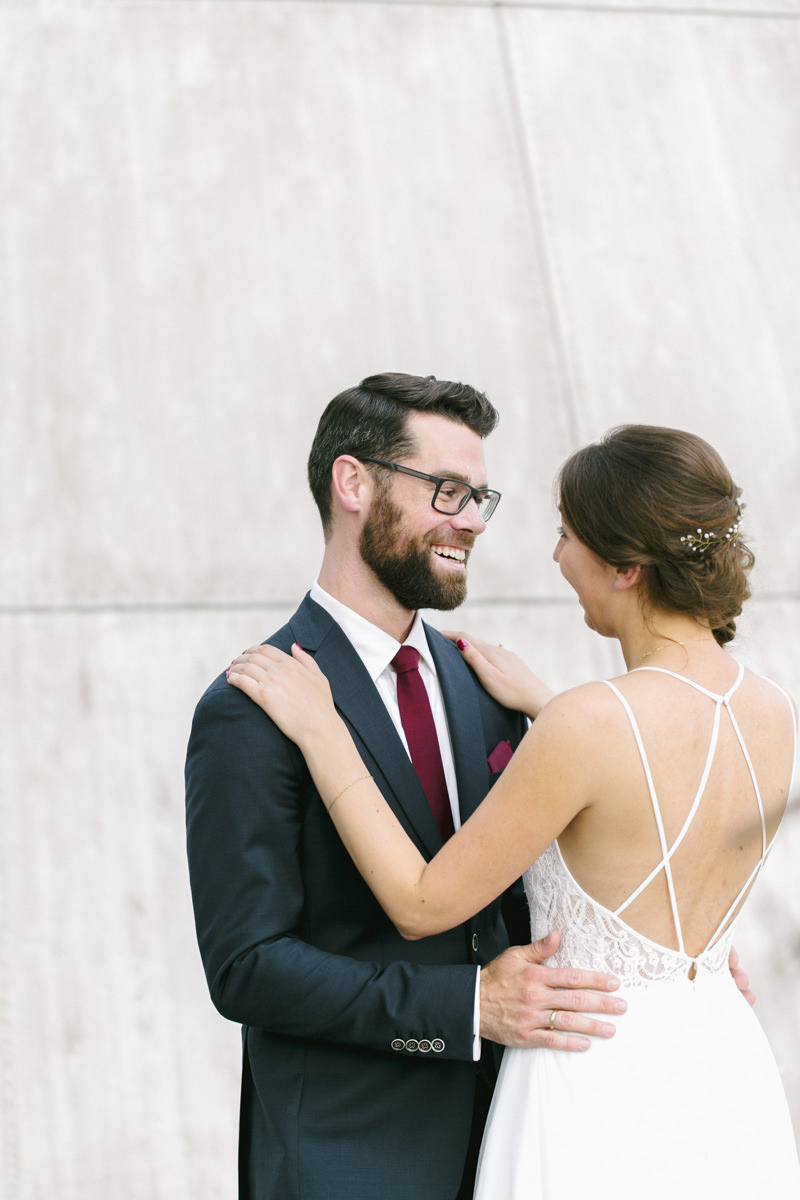 Hochzeitsfoto Idee Paarfoto: Braut und Bräutigam umarmen sich und strahlen