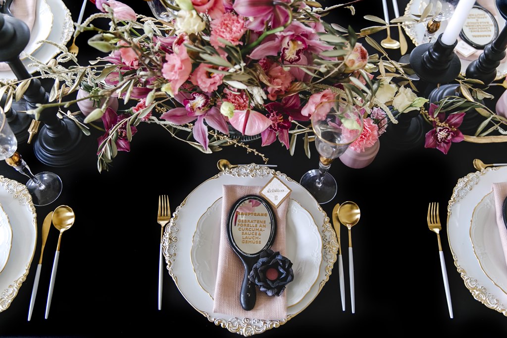 außergewöhnliche Hochzeitsinspiration mit eleganter Tischdeko in Schwarz, Rosa und Gold