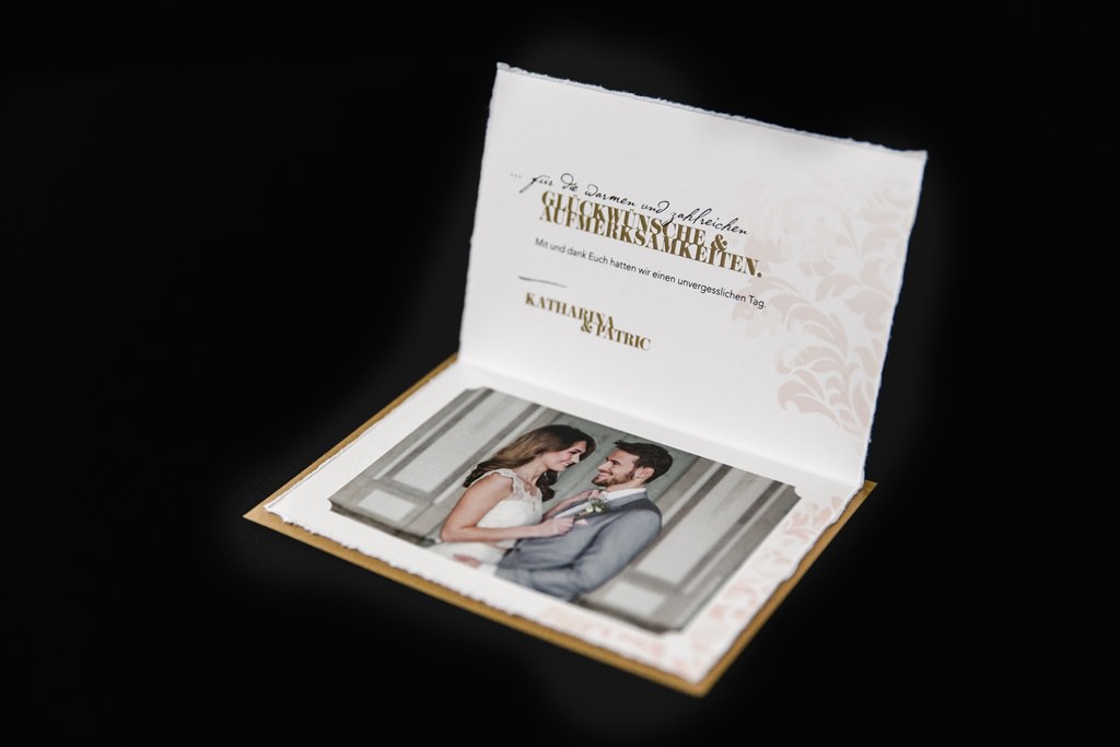 aufgeklappte Danksagungskarte mit Foto vom Brautpaar als Teil einer Hochzeitspapeterie