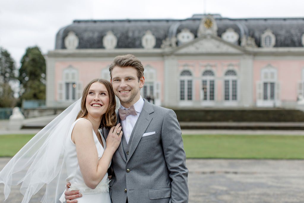 Hochzeits-Paarfoto vor Schloss Benrath in Düsseldorf
