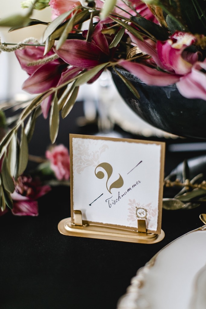 goldenen Tischnummer als Teil einer eleganten Hochzeitsdeko