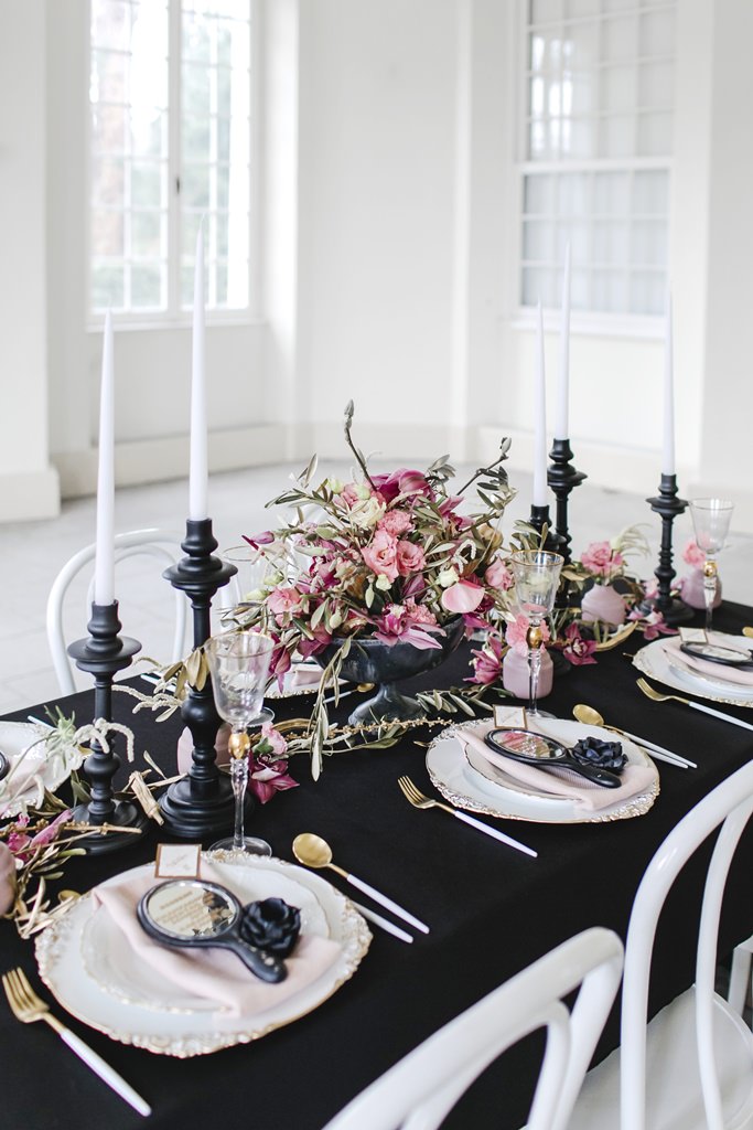 oppulente Tischdeko in schwarz als Teil einer eleganten Hochzeitsinspiration