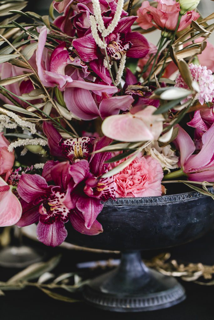 pinkfarbene Blumen als Hochzeitsdeko auf dem Tisch